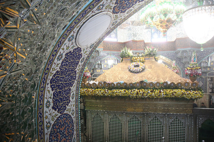 گل آرایی ضریح مطهر حرم حضرت معصومه (س) در آستانه میلاد عقیله بنی‌هاشم