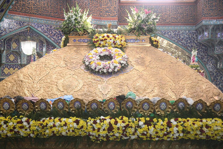 گل آرایی ضریح مطهر حرم حضرت معصومه (س) در آستانه میلاد عقیله بنی‌هاشم