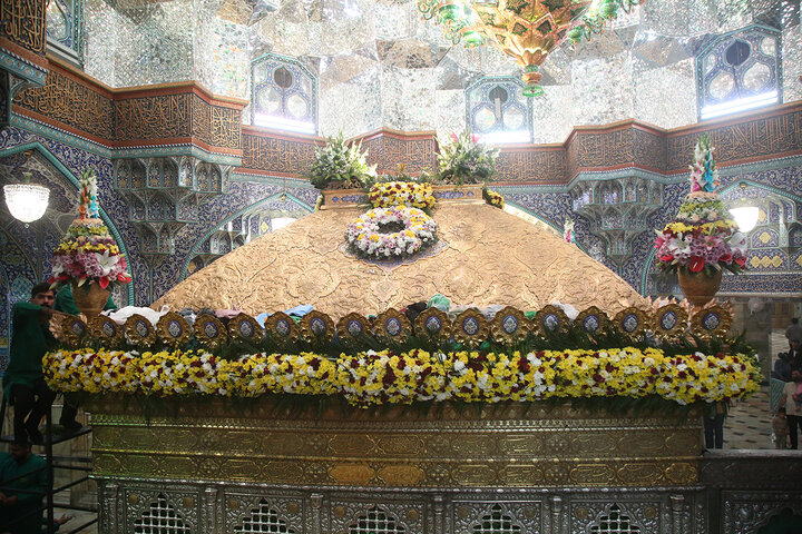گل آرایی ضریح مطهر حرم حضرت معصومه (س) در آستانه میلاد عقیله بنی‌هاشم