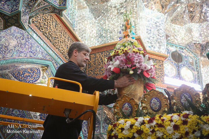 گل‌آرایی ضریح مطهر حضرت معصومه(س) در آستانه میلاد حضرت زینب(س)