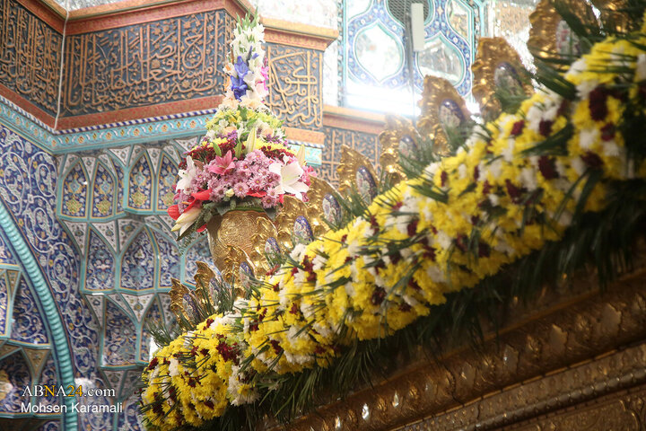 گل‌آرایی ضریح مطهر حضرت معصومه(س) در آستانه میلاد حضرت زینب(س)