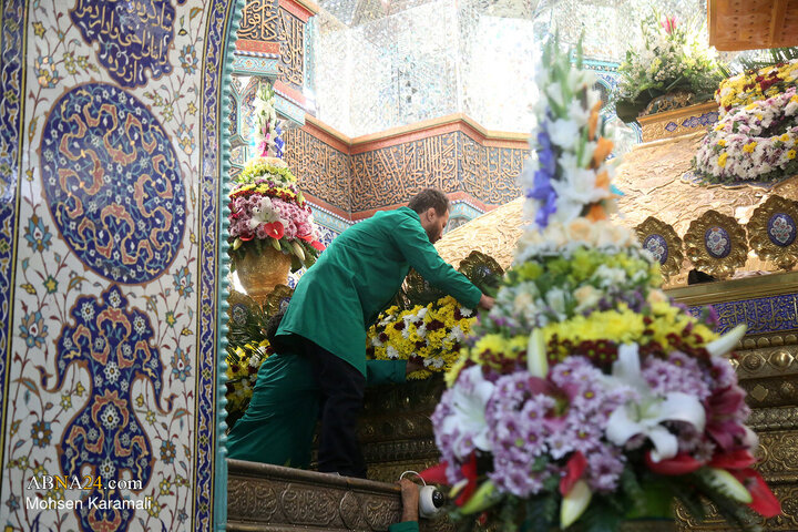 گل‌آرایی ضریح مطهر حضرت معصومه(س) در آستانه میلاد حضرت زینب(س)