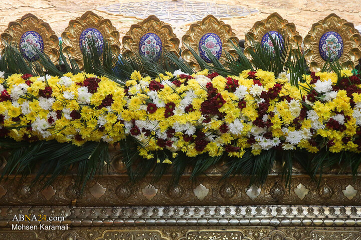 گل‌آرایی ضریح مطهر حضرت معصومه(س) در آستانه میلاد حضرت زینب(س)