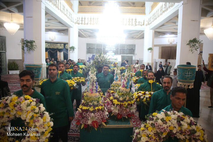گل‌آرایی ضریح مطهر حضرت معصومه(س) در آستانه میلاد حضرت زینب(س)