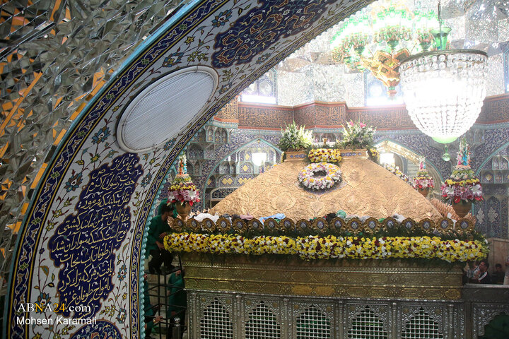 گل‌آرایی ضریح مطهر حضرت معصومه(س) در آستانه میلاد حضرت زینب(س)