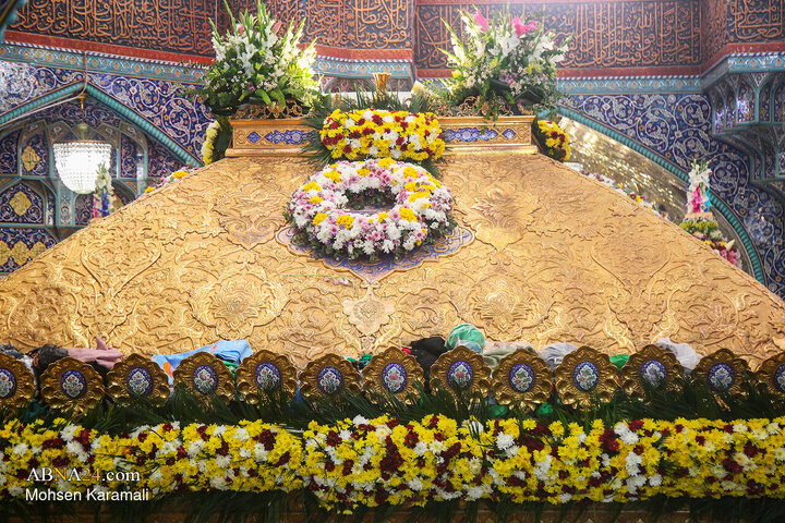 گل‌آرایی ضریح مطهر حضرت معصومه(س) در آستانه میلاد حضرت زینب(س)