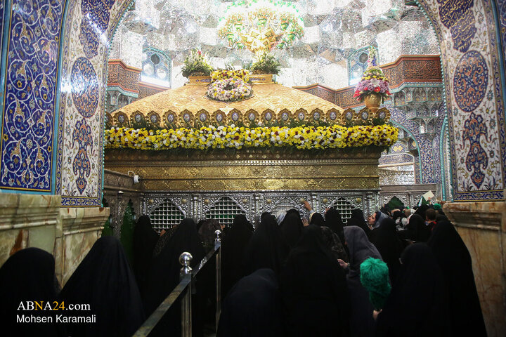 گل‌آرایی ضریح مطهر حضرت معصومه(س) در آستانه میلاد حضرت زینب(س)