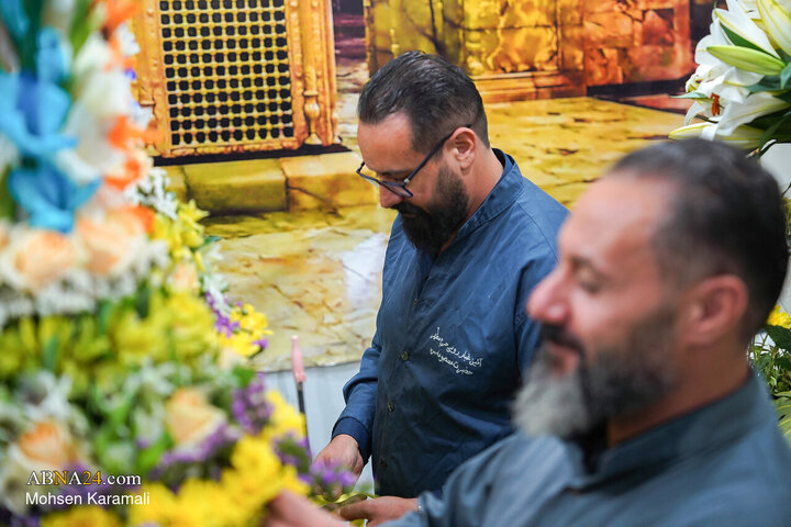گل‌آرایی ضریح مطهر حضرت معصومه(س) در آستانه میلاد حضرت زینب(س)