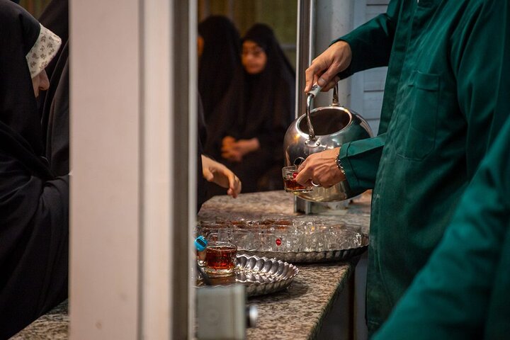 پذیرایی از زائران کریمه اهل بیت در شب میلاد عقیله بنی هاشم
