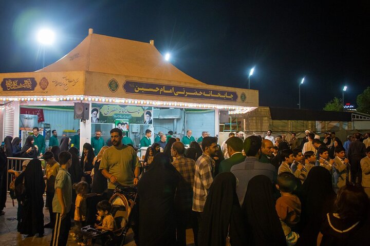 پذیرایی از زائران کریمه اهل بیت در شب میلاد عقیله بنی هاشم