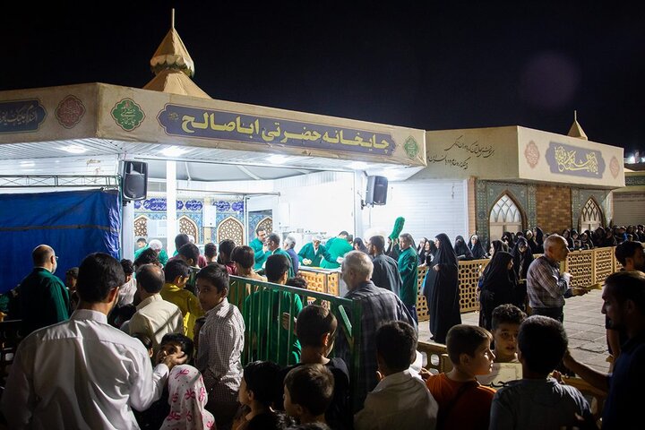 پذیرایی از زائران کریمه اهل بیت در شب میلاد عقیله بنی هاشم