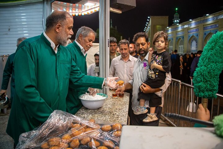 پذیرایی از زائران کریمه اهل بیت در شب میلاد عقیله بنی هاشم