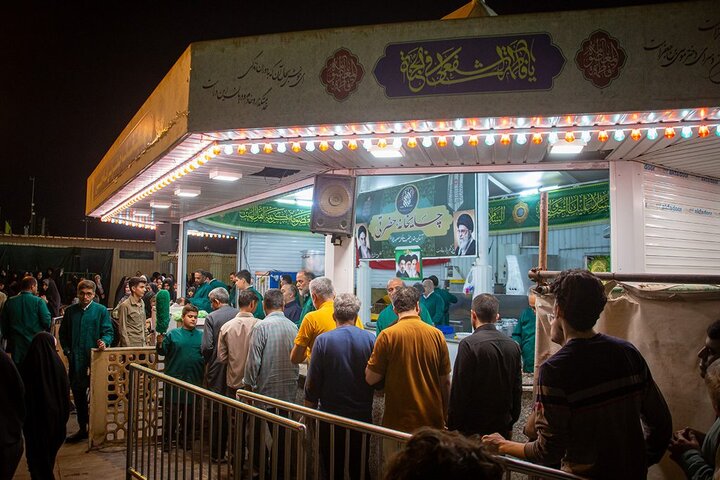 پذیرایی از زائران کریمه اهل بیت در شب میلاد عقیله بنی هاشم