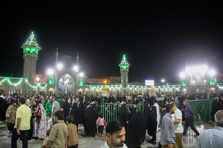 حضور پرشور زائران در حرم بانوی کرامت در شب میلاد حضرت زینب کبری (س)
