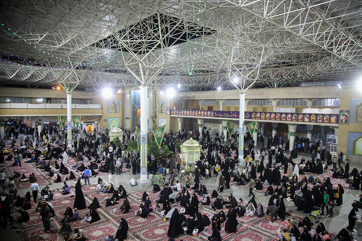 حضور پرشور زائران در حرم بانوی کرامت در شب میلاد حضرت زینب کبری (س)