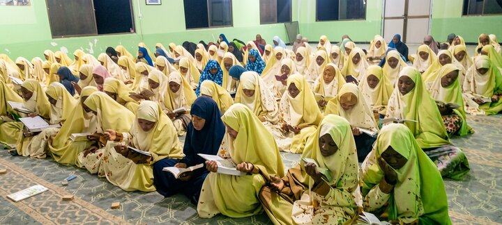 Usomaji na Uhuishaji  wa  Dua ya Kumayl katika Hawza ya Wasichana ya Hazrat Zainab (s.a) Nchini Tanzania