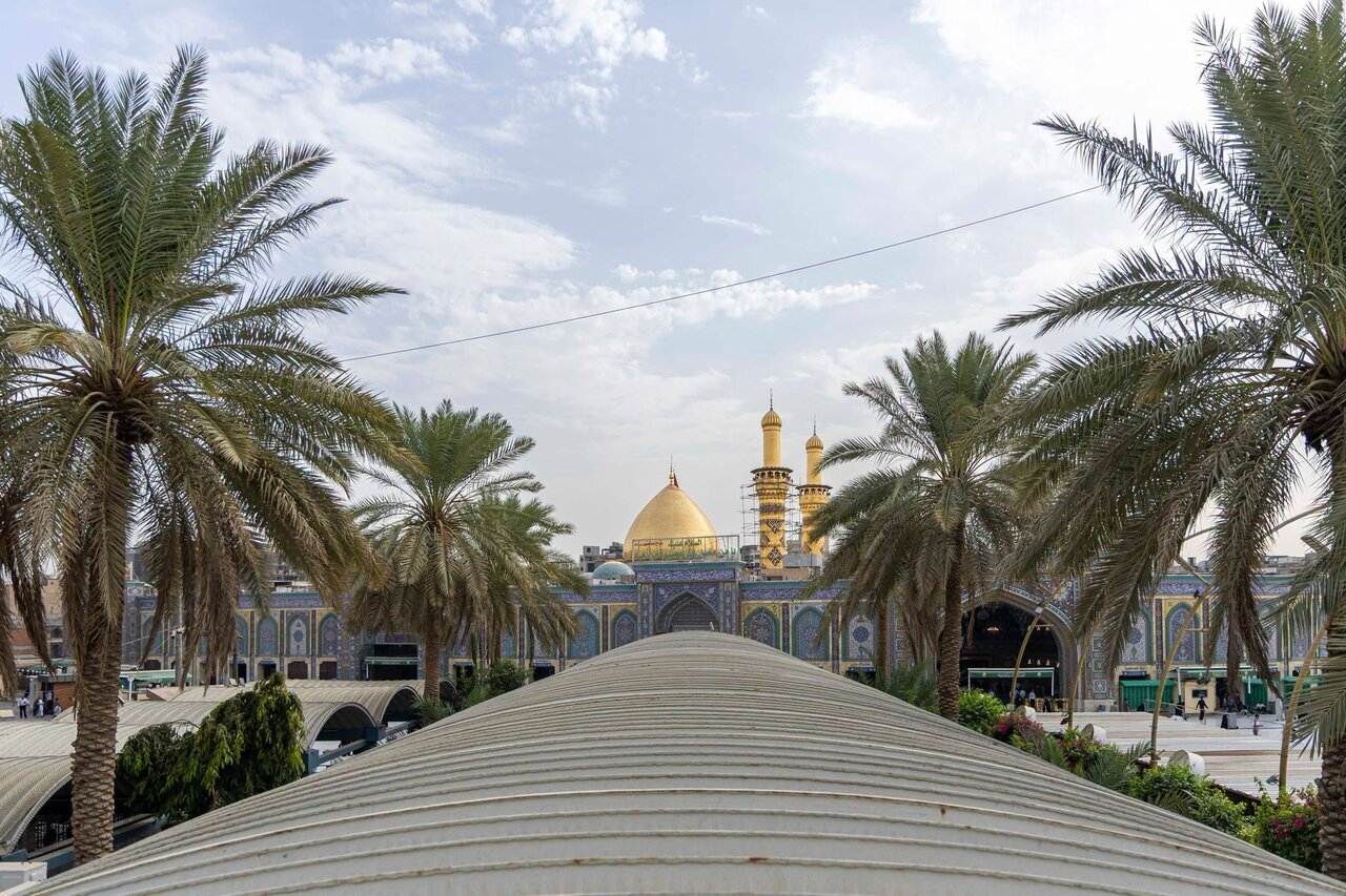 Informe fotográfico | El personal del Santuario de Al-Abbas(P) limpia las estructuras cubiertas del patio de Bayn al-Haramayn