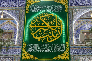 تقرير مصور/ نشر لافتات الفرح بذكرى ولادة السيدة زينب (عليها السلام) في صحن مرقد أبي الفضل العباس (عليه السلام)