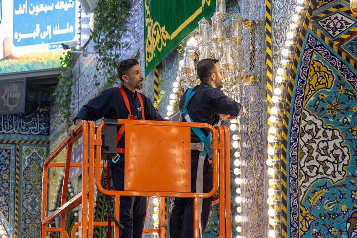 تقرير مصور/ نشر لافتات الفرح بذكرى ولادة السيدة زينب (عليها السلام) في صحن مرقد أبي الفضل العباس (عليه السلام)