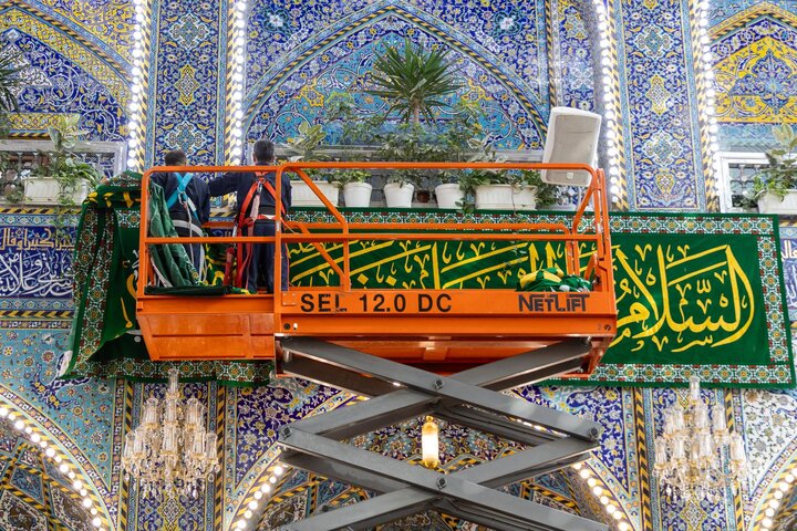 تقرير مصور/ نشر لافتات الفرح بذكرى ولادة السيدة زينب (عليها السلام) في صحن مرقد أبي الفضل العباس (عليه السلام)