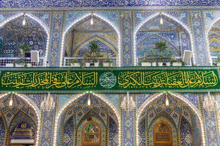 تقرير مصور/ نشر لافتات الفرح بذكرى ولادة السيدة زينب (عليها السلام) في صحن مرقد أبي الفضل العباس (عليه السلام)