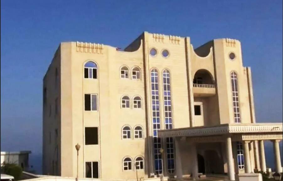 القوات اليمنية تستهدف مقر عمليات حربية يُديرها ضباط سعوديون في قصر المعاشيق بعدن