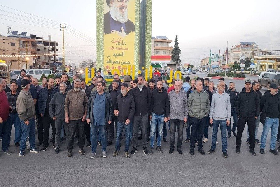 لبنان.. أنصار المقاومة يعتصمون عند مدخل مدينة بعلبك ويحذرون من المساس بها