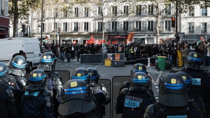 The Guardian: Resposta violenta da polícia francesa a protestos estudantis deixa 250 estudantes feridos em três semanas