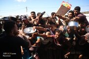 تقرير مصور/ أم فلسطينية في غزة تنتظر ست ساعات للحصول على وجبة طعام