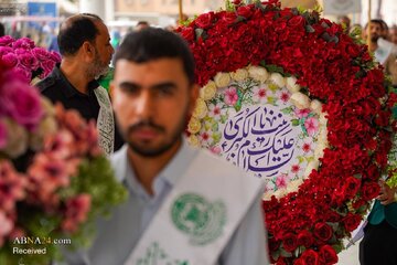 Foto / Hz. Zeynep’in (s.a) Doğum Günü Arefesinde İmam Ali’nin (a.s) Kutsal Türbesinin Çiçeklerle Süslenmesi