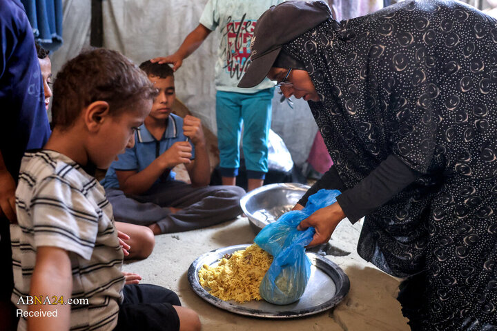 تقرير مصور/ أم فلسطينية في غزة تنتظر ست ساعات للحصول على وجبة طعام