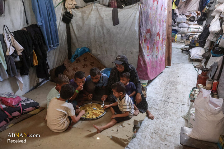 تقرير مصور/ أم فلسطينية في غزة تنتظر ست ساعات للحصول على وجبة طعام