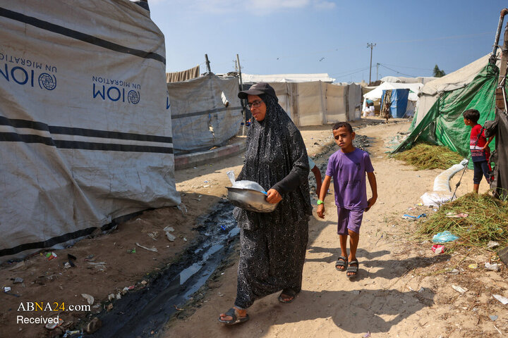 تقرير مصور/ أم فلسطينية في غزة تنتظر ست ساعات للحصول على وجبة طعام