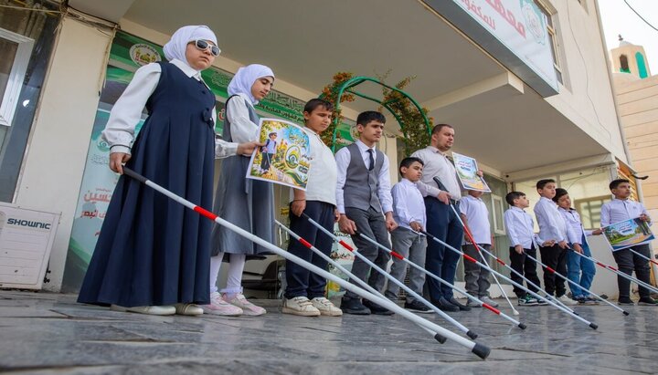 تقرير مصور/ العتبة الحسينية المقدسة تحي العصا البيضاء للمكفوفين في كربلاء