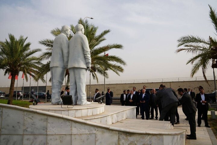 Omaggio di Araghchi al memoriale dei comandanti martiri della Resistenza