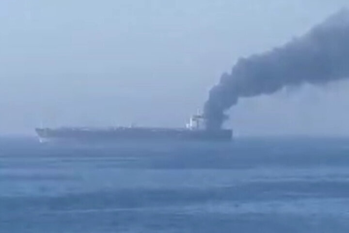 Pengenalpastian kapal tangki minyak pelanggar yang terbakar di timur Selat Hormuz oleh Tentera Laut Angkatan Tentera