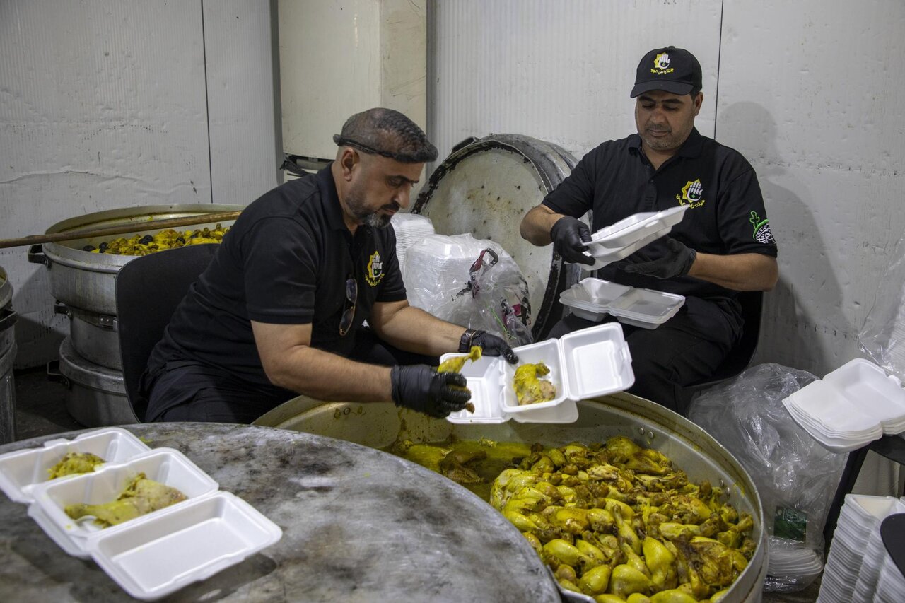 Al-Abbas Holy Shrine distributes 15,000 meals to visitors on Friday Night (+Photos)