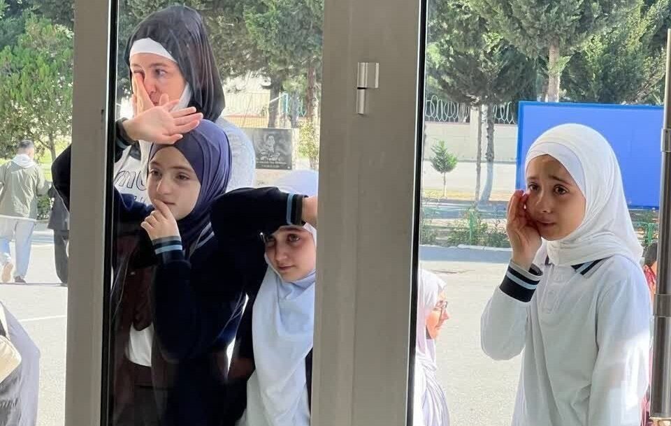 ۲۰۰ معترض به ممنوعیت حجاب در مدارس جمهوری آذربایجان، بازداشت شده‌اند؛ عفو بین‌الملل واکنش نشان داد