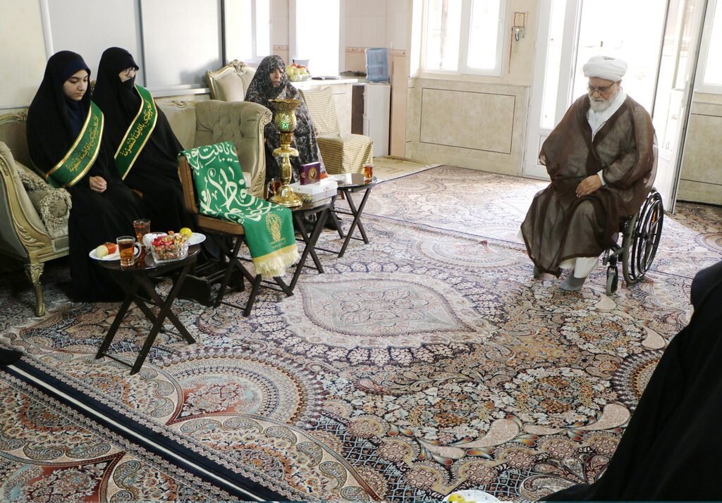 Picha | Mabalozi wa Haram Tukufu ya Fatima Maasuma(sa) Wazitembelea na Kuziheshimu Familia za Mashahidi na Walemavu wa Vita wa Kutetea na kuhami Haram