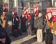 اتحاد الطلاب يعتصم أمام سفارة أذربيجان بلندن احتجاجاً على منع الحجاب في المدارس