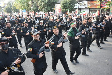 تقرير مصور/ استعراض شعبي تحت شعار"فداء للوطن" في مدينة رشت الإيرانية