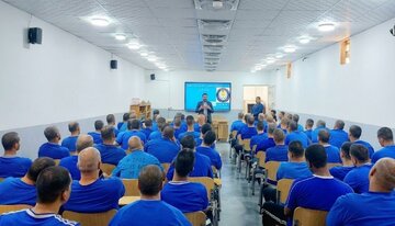 العتبة الحسينية تقدم محاضرة التأهيل النفسي والفكري لنزلاء في الديوانية العراقية