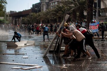 Miles de chilenos conmemoran el séptimo aniversario del estallido social y protestan contra los recortes de Kast