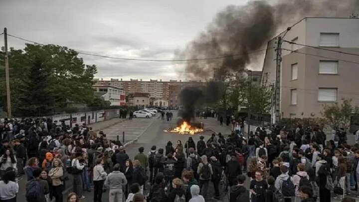 Yellow Vest members and students join protests across France