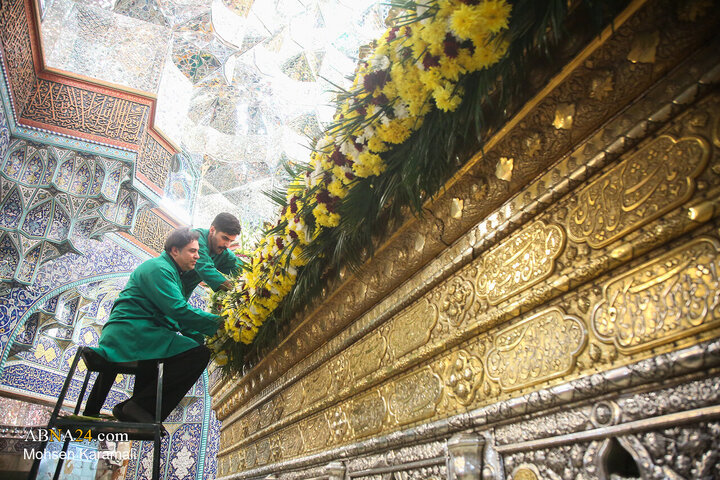 ဟဇရတ် ဇိုင်နဗ်  (စ.အ) ၏ မွေးနေ့အကြိုတွင် ဟဇရသ် ဖွာတွေမဟ် မအ်စူမဟ် (စ.အ)  ရောင်ဇာတော်မြတ် အား ပန်းများဖြင့် အလှဆင်ခြင်း ။ Photos