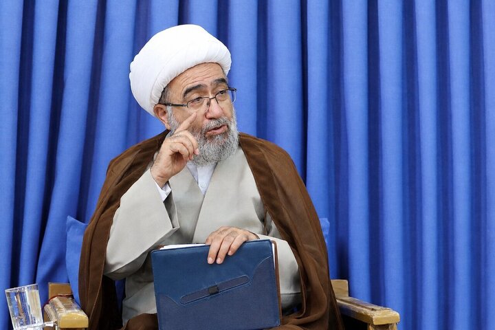 استاذ في الحوزة العلمية: علی حکومة أذربيجان احترام المعتقدات والممارسات الإسلامية