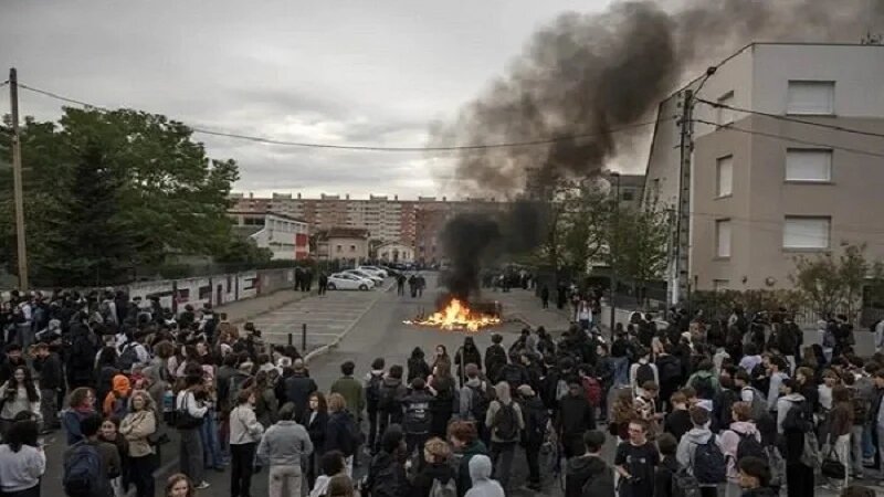 Yellow Vest members and students join protests across France