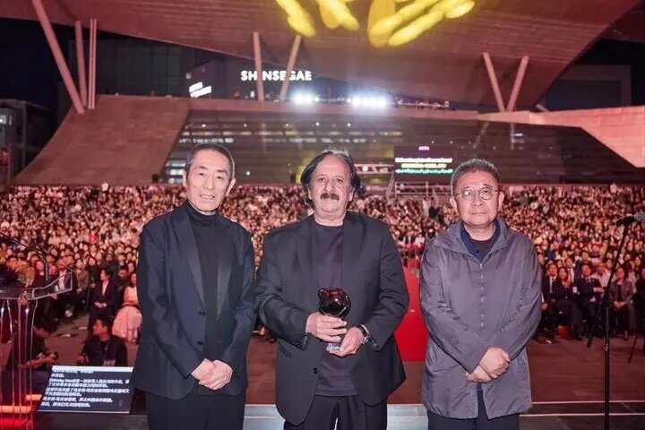 Report / Minab School Tragedy: Iranian Director Becomes Iran’s Voice from Busan Film Festival