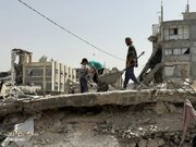 Informe fotográfico | El esfuerzo colectivo de los palestinos para retirar los escombros en Gaza con herramientas rudimentarias