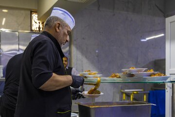 تقرير مصور/ تقديم الخدمات للزائرين الوافدين إلى مرقد أبي الفضل العباس (عليه السلام)